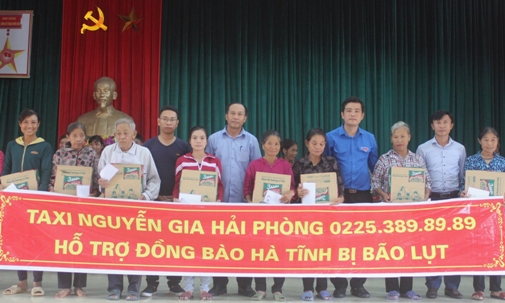 Công ty CP Vận tải taxi Nguyễn Gia (Hải Phòng) trao tặng nguồn lực tổng trị giá 130 triệu đồng hỗ trợ nhân dân Hà Tĩnh bị thiệt hại nặng do bão số 10 gây ra